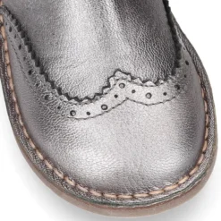 Botín Niños tipo blucher con picados en piel METALIZADA.