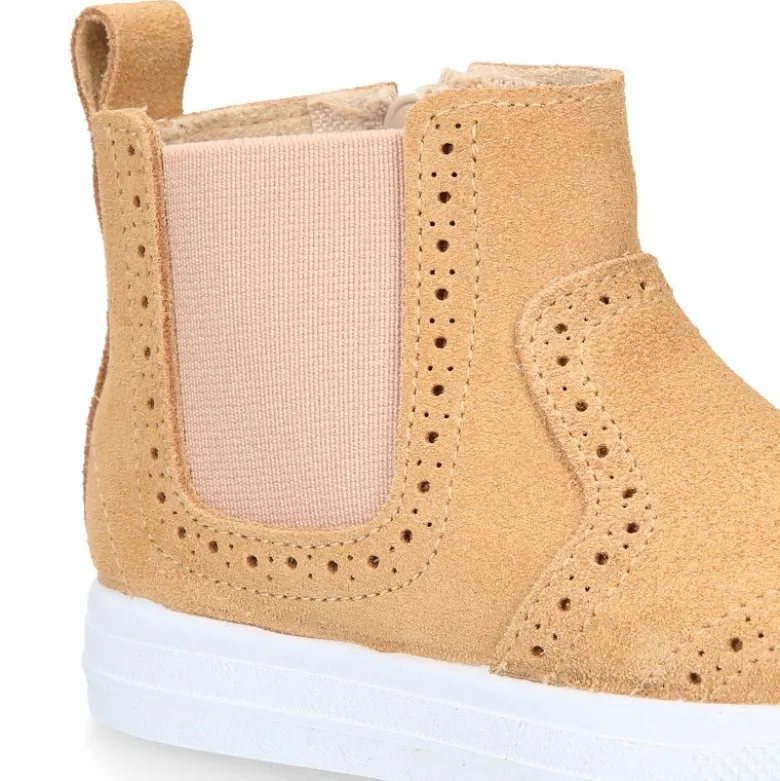Botín niños tipo zapatilla con cremallera y elástico en piel serraje.