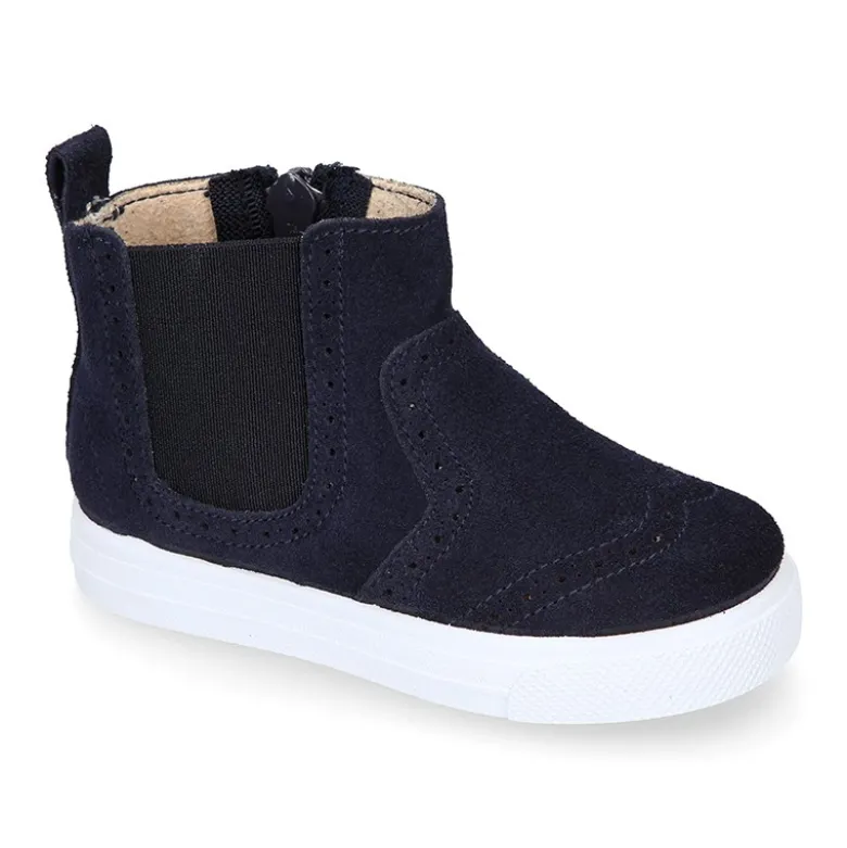 Botín niños tipo zapatilla con cremallera y elástico en piel serraje.