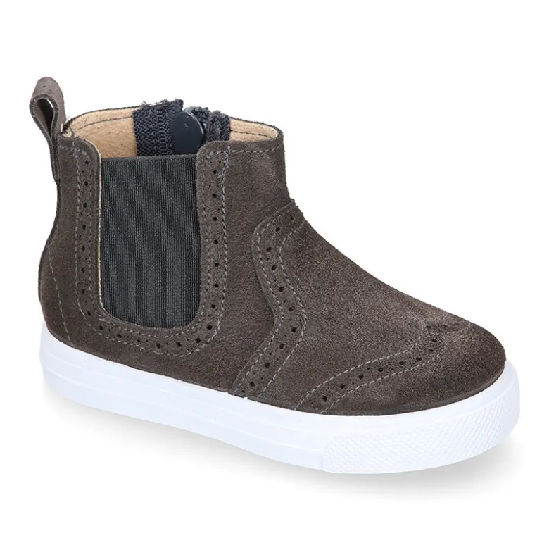 Botín niños tipo zapatilla con cremallera y elástico en piel serraje.