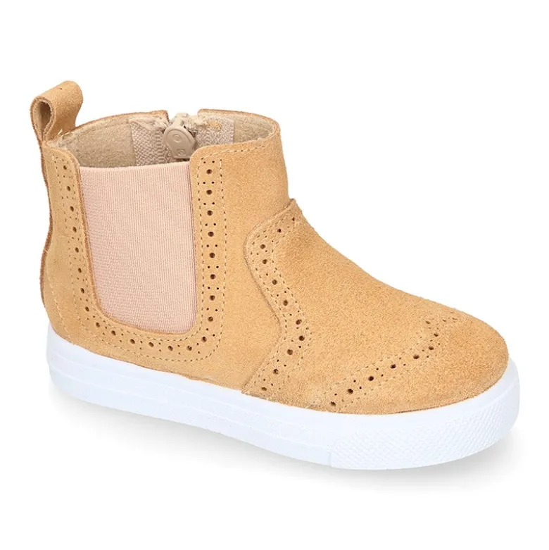 Botín niños tipo zapatilla con cremallera y elástico en piel serraje.