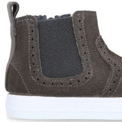 Botín niños tipo zapatilla con cremallera y elástico en piel serraje.