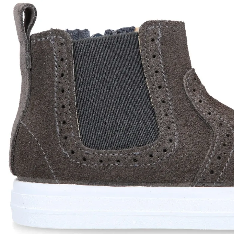 Botín niños tipo zapatilla con cremallera y elástico en piel serraje.