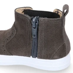 Botín niños tipo zapatilla con cremallera y elástico en piel serraje.
