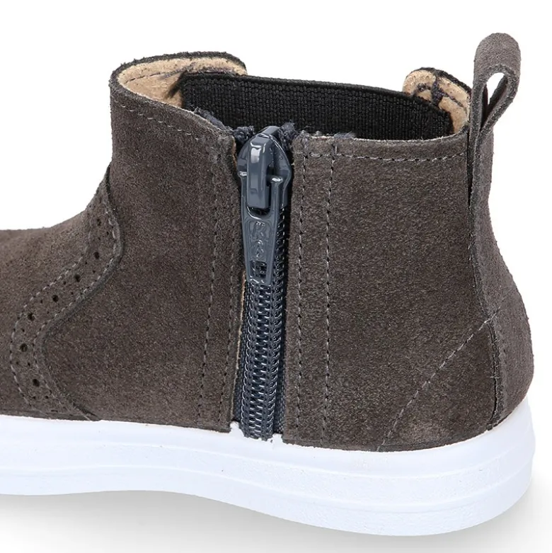 Botín niños tipo zapatilla con cremallera y elástico en piel serraje.