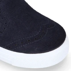 Botín niños tipo zapatilla con cremallera y elástico en piel serraje.
