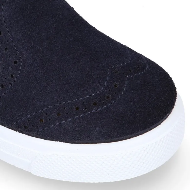 Botín niños tipo zapatilla con cremallera y elástico en piel serraje.