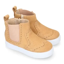 Botín niños tipo zapatilla con cremallera y elástico en piel serraje.