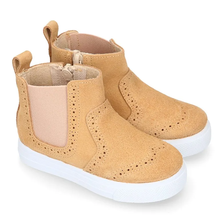 Botín niños tipo zapatilla con cremallera y elástico en piel serraje.