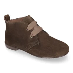 Botín tipo blucher con ondas y lazos en piel serraje.