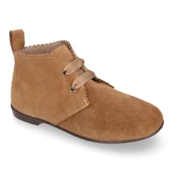 Botín tipo blucher con ondas y lazos en piel serraje.