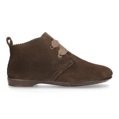 Botín tipo blucher con ondas y lazos en piel serraje.