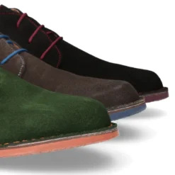 Botín tipo blucher para vestir con cordones, suela y cosidos a contraste en serraje.