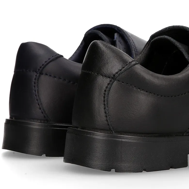 Colegial niños tipo Blucher sin cordones y con puntera reforzada en piel lavable.