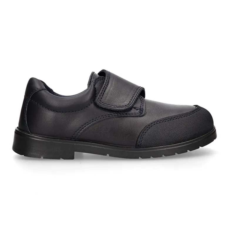 Colegial niños tipo Blucher sin cordones y con puntera reforzada en piel lavable.