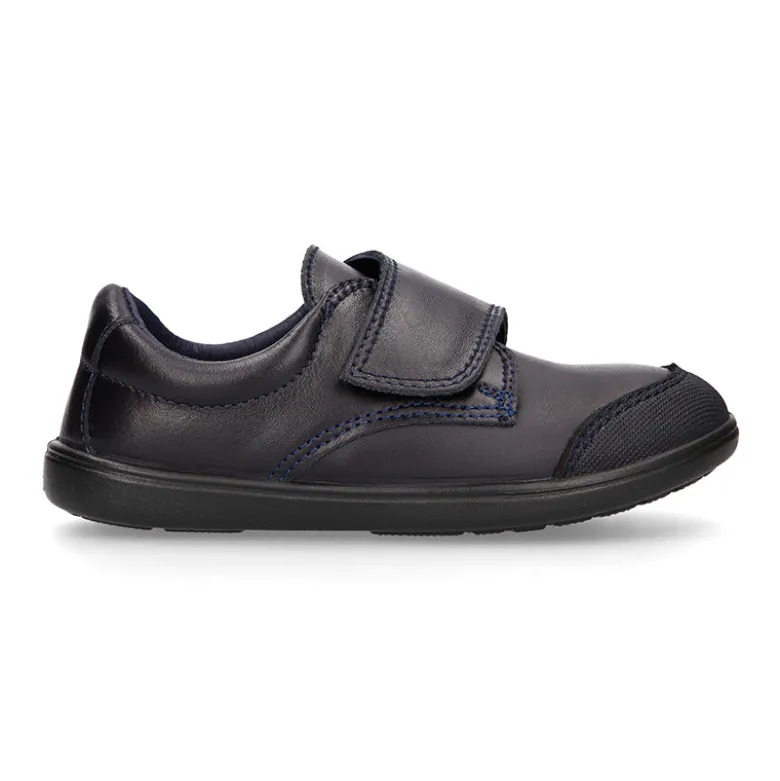 Colegial niños tipo Blucher sin cordones y con puntera reforzada en piel lavable.