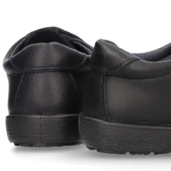 Colegial niño tipo blucher sin cordones y con puntera reforzada en piel lavable.