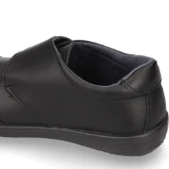 Colegial niño tipo blucher sin cordones y con puntera reforzada en piel lavable.