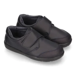 Colegial niño tipo blucher sin cordones y con puntera reforzada en piel lavable.