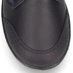 Colegial niño tipo blucher sin cordones y con puntera reforzada en piel lavable.
