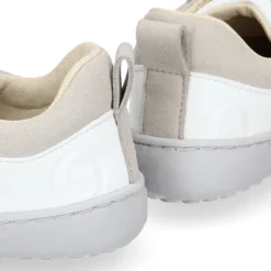 Deportiva BAREFOOT niños con cordones elásticos y cierre adherente.