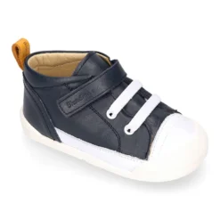Deportiva botita niños Blanditos by Crio’s sin cordones y elásticos en piel.