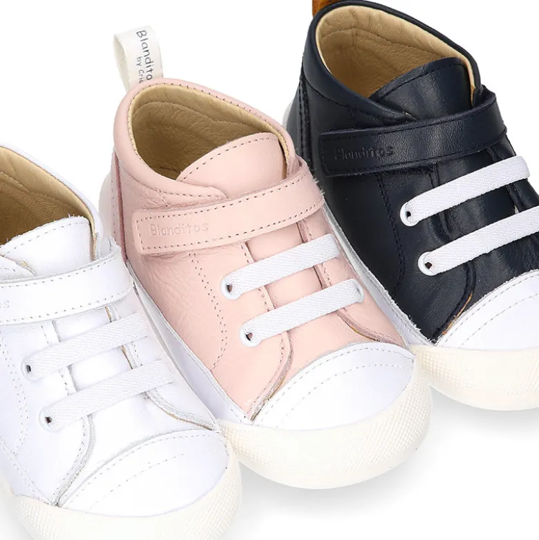 Deportiva botita niños Blanditos by Crio’s sin cordones y elásticos en piel.