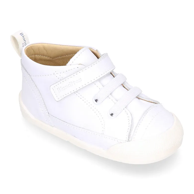 Deportiva botita niños Blanditos by Crio’s sin cordones y elásticos en piel.