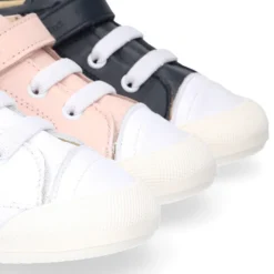 Deportiva botita niños Blanditos by Crio’s sin cordones y elásticos en piel.