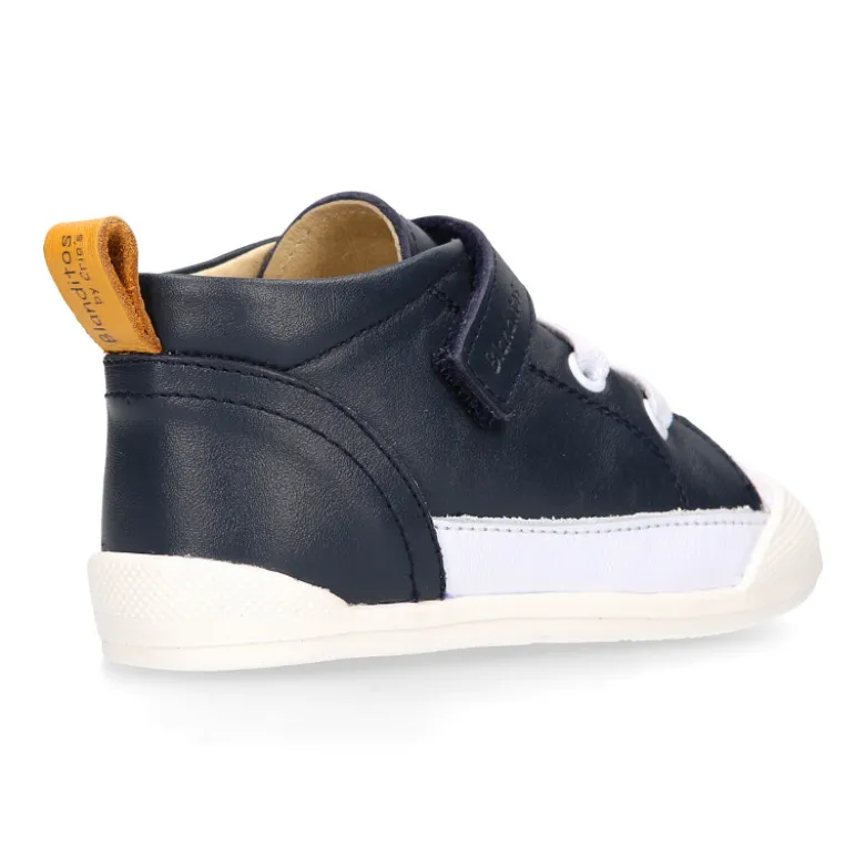 Deportiva botita niños Blanditos by Crio’s sin cordones y elásticos en piel.