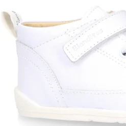 Deportiva botita niños Blanditos by Crio’s sin cordones y elásticos en piel.