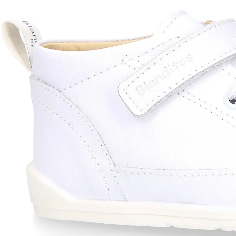 Deportiva botita niños Blanditos by Crio’s sin cordones y elásticos en piel.