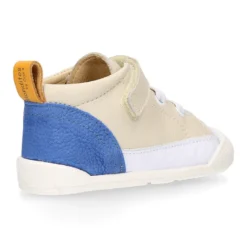 Deportiva botita niños Blanditos by Crio’s sin cordones y elásticos en piel suave.