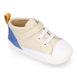 Deportiva botita niños Blanditos by Crio’s sin cordones y elásticos en piel suave.