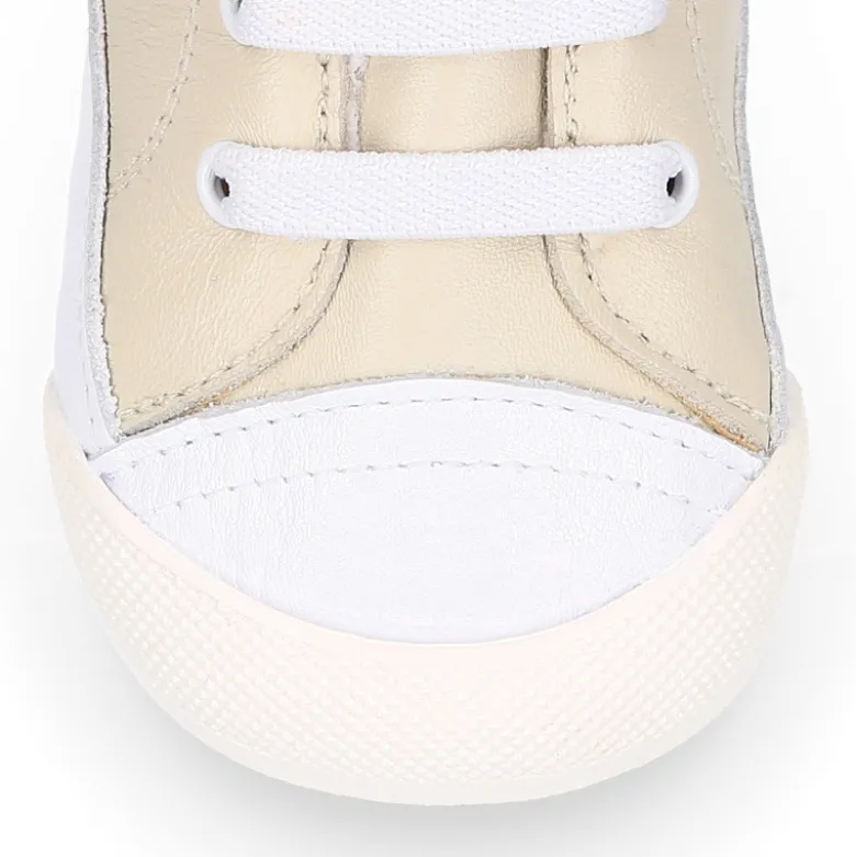 Deportiva botita niños Blanditos by Crio’s sin cordones y elásticos en piel suave.
