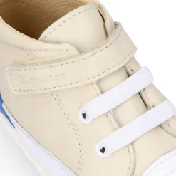 Deportiva botita niños Blanditos by Crio’s sin cordones y elásticos en piel suave.
