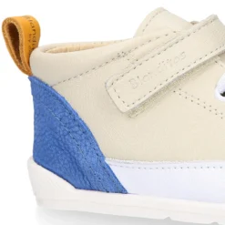 Deportiva botita niños Blanditos by Crio’s sin cordones y elásticos en piel suave.