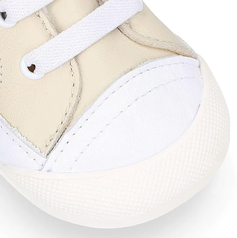 Deportiva botita niños Blanditos by Crio’s sin cordones y elásticos en piel suave.