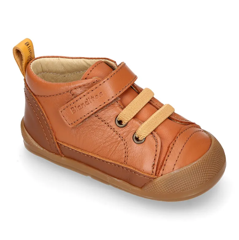 Deportiva botita niños Blanditos by Crio’s sin cordones y elásticos en piel cuero.