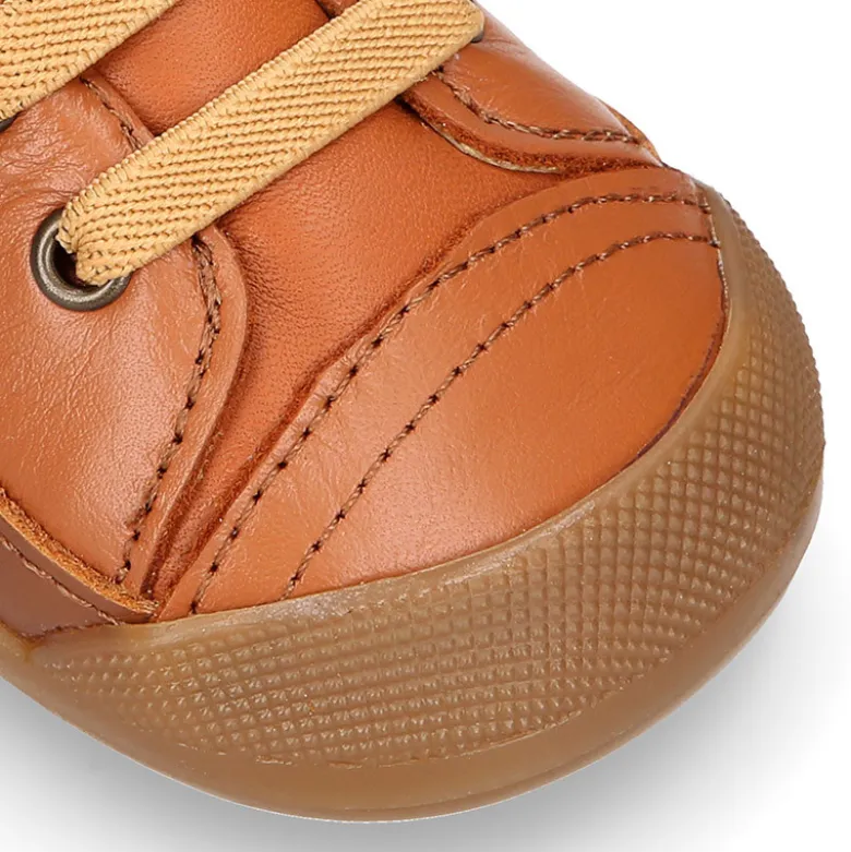 Deportiva botita niños Blanditos by Crio’s sin cordones y elásticos en piel cuero.