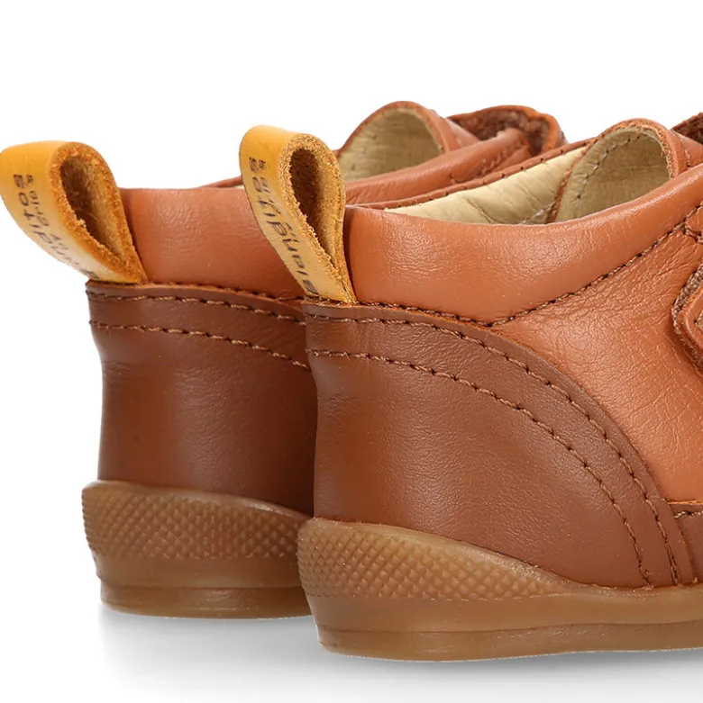 Deportiva botita niños Blanditos by Crio’s sin cordones y elásticos en piel cuero.
