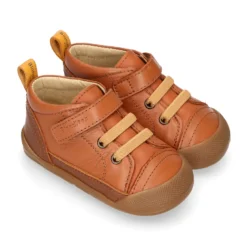 Deportiva botita niños Blanditos by Crio’s sin cordones y elásticos en piel cuero.
