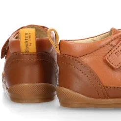 Deportiva botita niños Blanditos by Crio’s sin cordones y elásticos en piel cuero.
