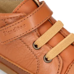 Deportiva botita niños Blanditos by Crio’s sin cordones y elásticos en piel cuero.