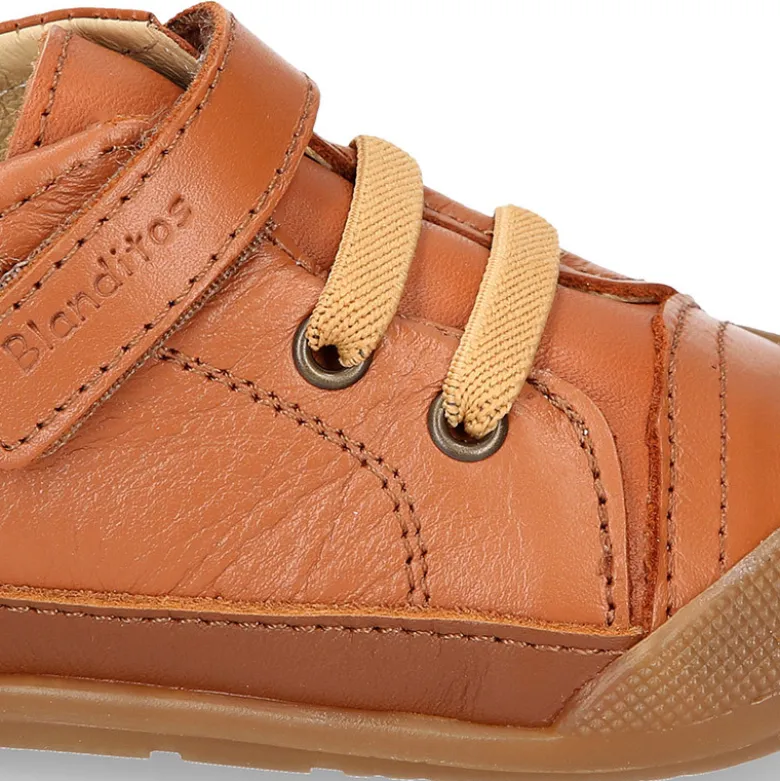 Deportiva botita niños Blanditos by Crio’s sin cordones y elásticos en piel cuero.