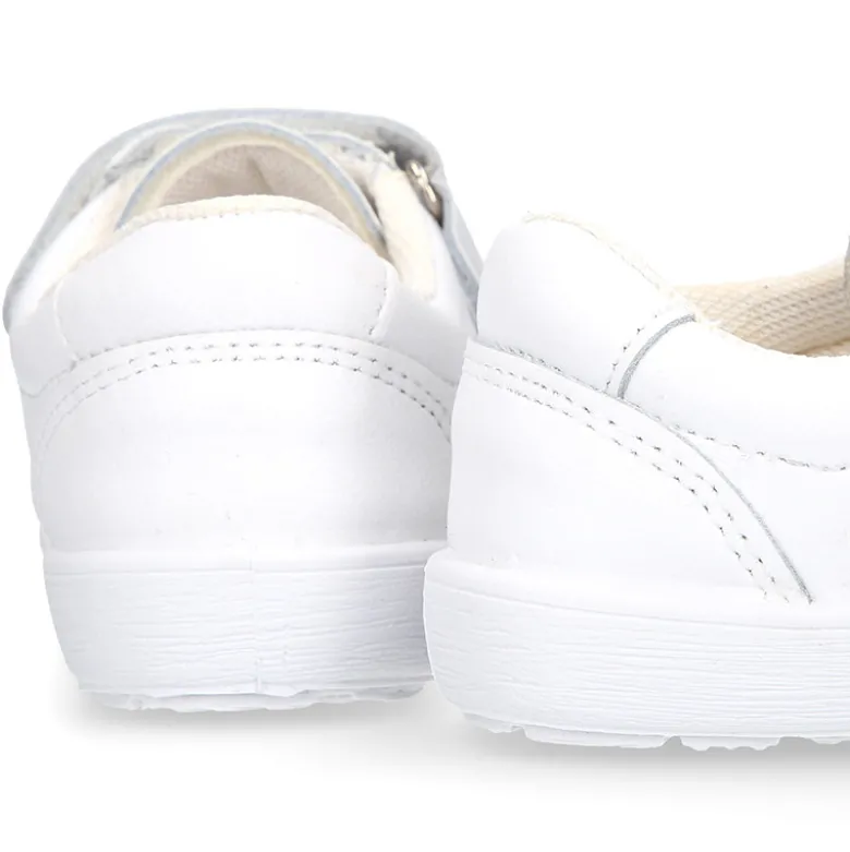 Deportiva colegial niños clásica sin cordones y puntera reforzada en piel lavable.