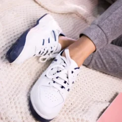 Deportiva colegial niños mayores con cordones.