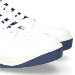 Deportiva colegial niños mayores con cordones.