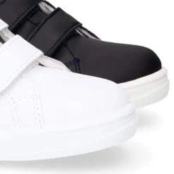 Deportiva colegial niños sin cordones en piel lavable.