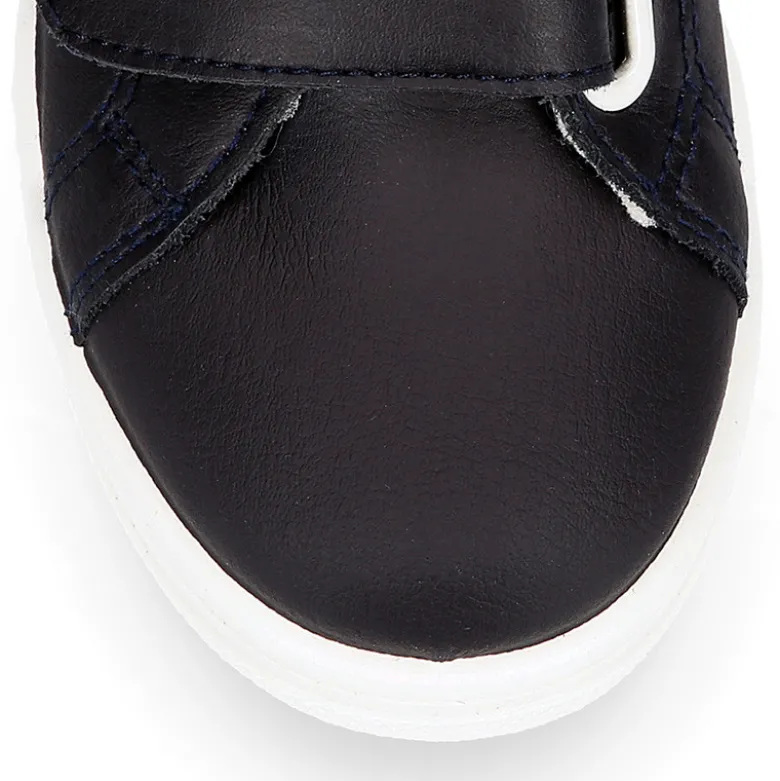 Deportiva colegial niños sin cordones en piel lavable.
